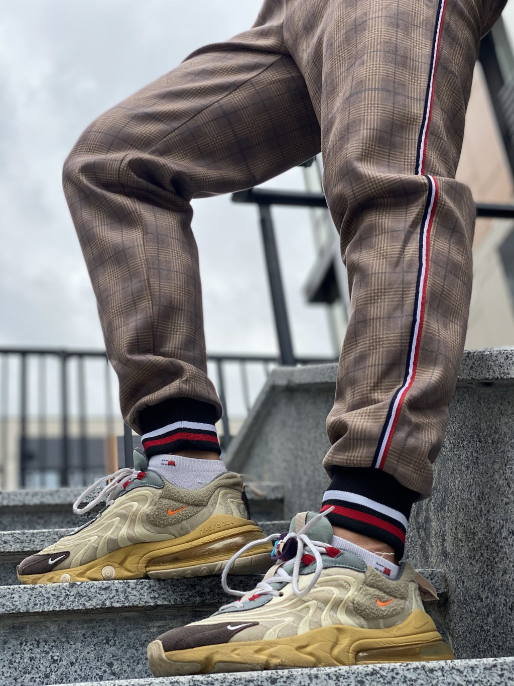 Camel Coach Gentlemen Tracksuit — close-up of the joggers with side stripe